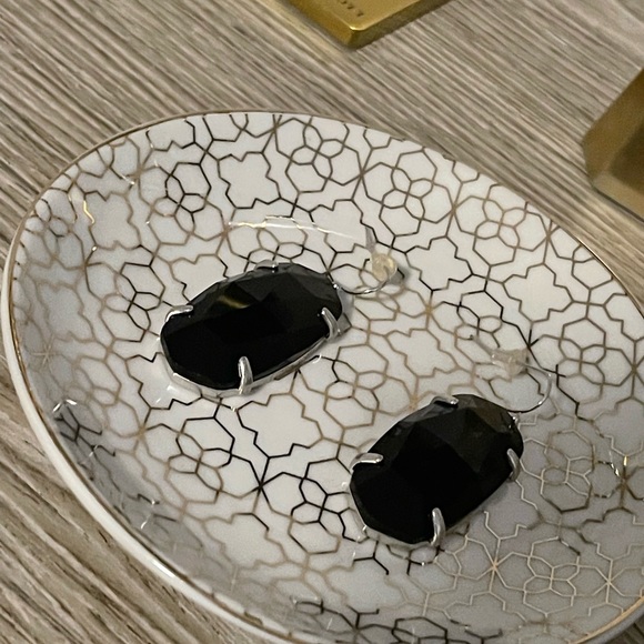 Kendra Scott: Faceted Elle Silver Drop Earrings in Black - Picture 2 of 5